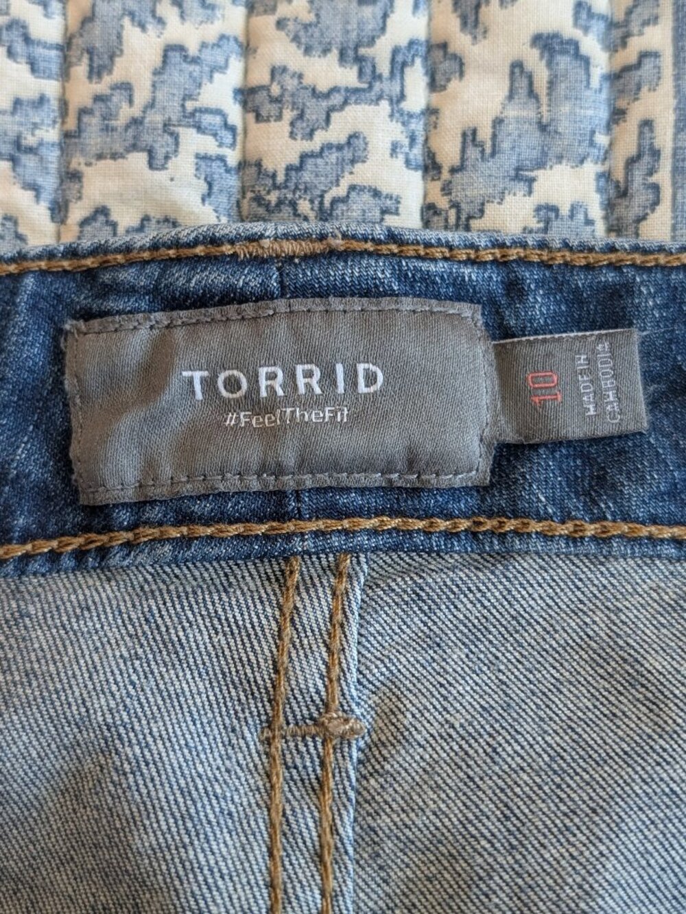 Torrid Women's Medium Wash Frayed Rew Hem Denim Jean Shorts Size 10 - Picture 6 of 8